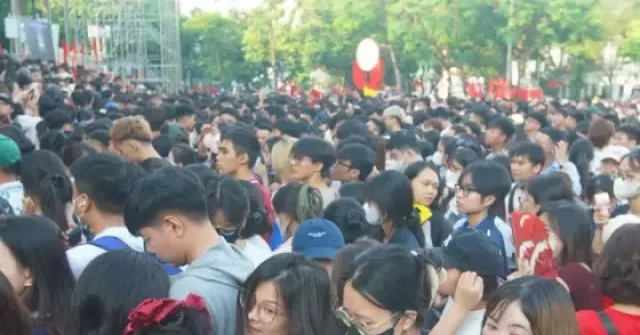 Cảnh tượng chưa từng có ở Nhà hát Lớn Hà Nội lú...