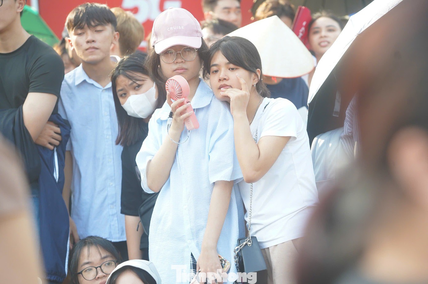 Bạn Đỗ Kim Ngân (Đông Anh, 18 tuổi) có mặt trước giờ phát vé khoảng 3 tiếng (6h30 sáng) bất ngờ với lượng người xếp hàng trước cửa Nhà hát Lớn Hà Nội. "Em đến từ lúc 6h30 mà đã rất đông người xếp hàng đợi rồi. Em nghĩ em đã đến rất sớm nhưng tình hình này có lẽ em sẽ không lấy được vé. Những ai được phát số mới có cơ hội nhận vé", Kim Ngân cho biết.