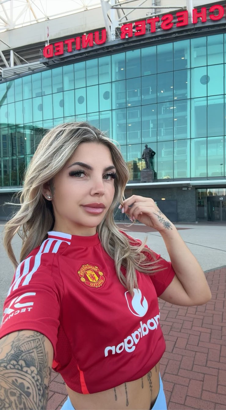 Hot girl "như không mặc gì" sơn hình áo đấu MU lên người, bị cấm vào Old Trafford - 2