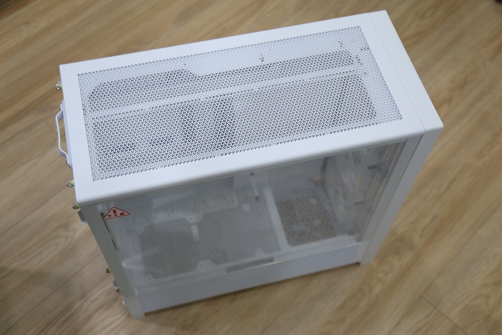 Mặt kính cường lực ở cạnh trái có thể giúp nhìn xuyên thấu các linh kiện bên trong.
