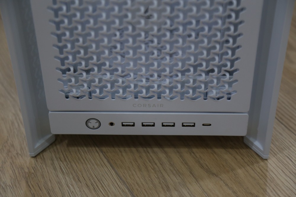 Thiết kế bảng I/O giúp việc tắt/mở hay gắn USB tiện dụng hơn nếu đặt máy trên bàn, nhưng sẽ gây bất tiện nếu đặt dưới sàn.