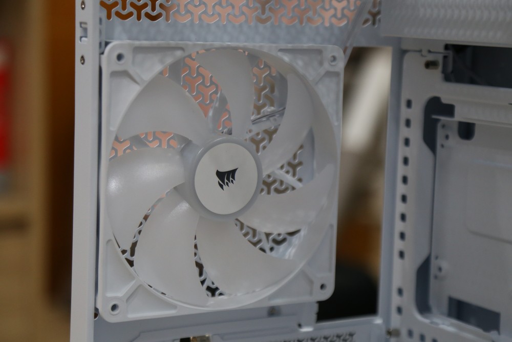 Ba quạt trước và một&nbsp;quạt sau kích thước 140mm, theo hướng gió đẩy từ trước ra sau đã được nhà sản xuất lắp đặt sẵn trong case.