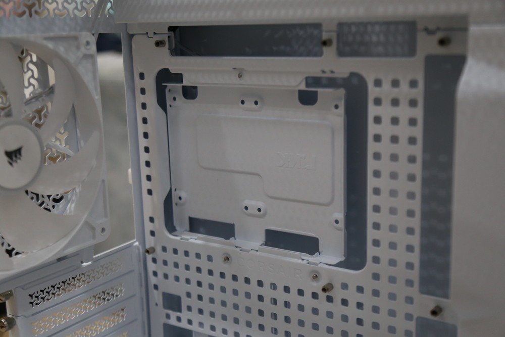 Những vị trí gắn ổ cứng HDD được thiết kế riêng để vừa cố định chắc chắn vừa dễ giấu dây.