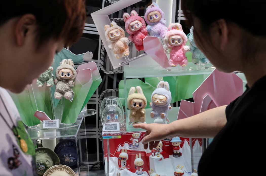 Mọi người xem búp bê Labubu tại cửa hàng flagship của Pop Mart ở Thượng Hải, Trung Quốc. Ảnh: Reuters