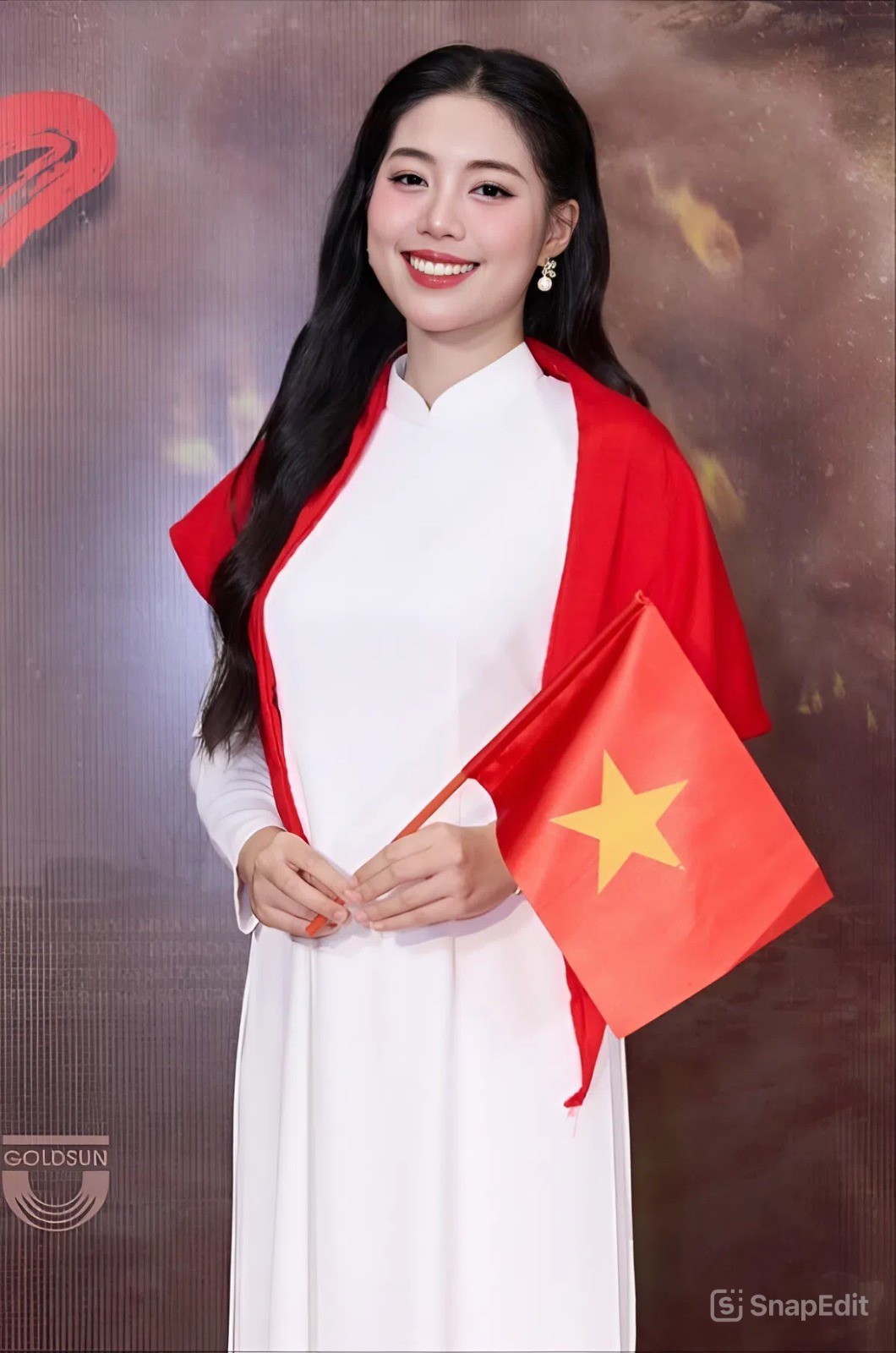 Hoa hậu Hà Trúc Linh, Á hậu Châu Anh, Vân Nhi tại buổi công chiếu phim Mưa đỏ.