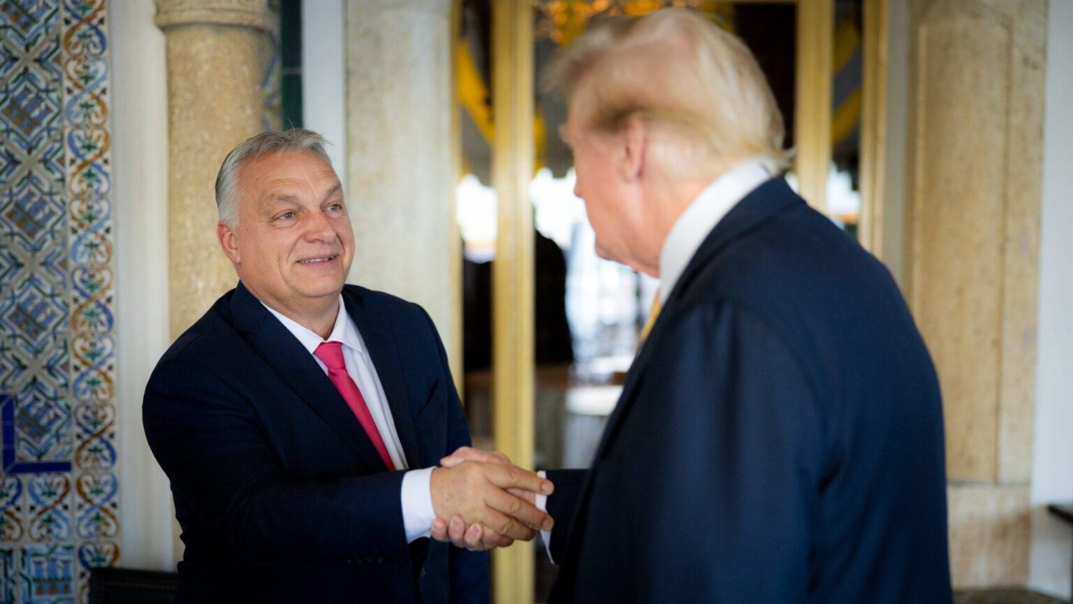 Ông Orban và ông Trump bắt tay trong cuộc gặp năm 2024. Ảnh: Zoltán Kovács