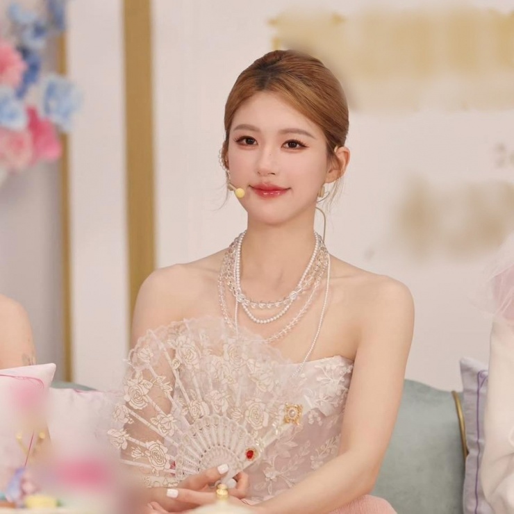 Triệu Lộ Tư là nữ diễn viên đình đám Hoa ngữ, được mệnh danh là 'mỹ nữ xuyên không' nhờ những vai diễn gây tiếng vang với thể loại phim này.
