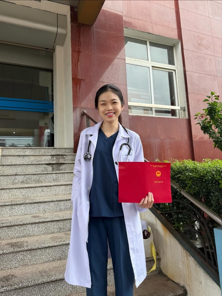 Được biết đến với biệt danh 'Chị áo phao đen', TikToker Vũ Thị Quỳnh Anh là một trong những nhà sáng tạo nội dung được nhiều người yêu mến với những content hài hước, sáng tạo. Chính vì hình tượng luôn vui vẻ, hài hước, khi Quỳnh Anh khoe bằng tốt nghiệp đại học, cư dân mạng không khỏi bất ngờ. (Ảnh: FBNV)