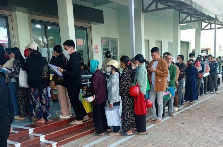 Phần lớn người dân đi làm thủ tục đất đai. Ảnh: Mạng xã hội