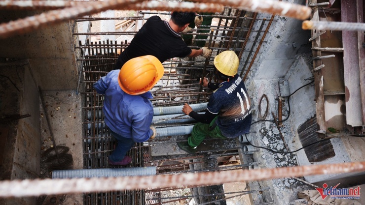 Công nhân đang lắp ghép cốt thép chuẩn bị công tác đổ bê tông giữa các dầm cầu. Ảnh: Đức Hoàng