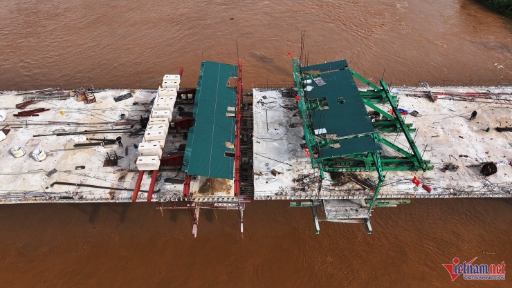 Cận cảnh vị trí sẽ hợp long cầu vào ngày 28/8. Ảnh: Đức Hoàng