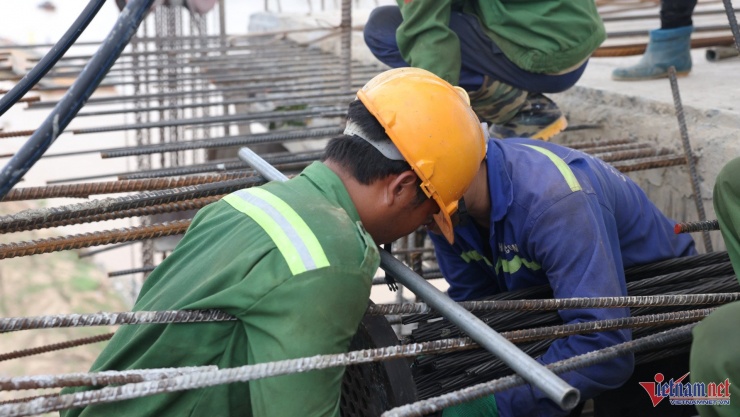 Công nhân đang thi công lắp đặt neo và cáp. Ảnh: Đức Hoàng