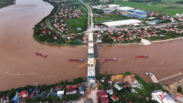 Cầu Phong Châu mới có chiều dài 653m, rộng 20,5m gồm 4 làn xe cơ giới. Ảnh: Đức Hoàng