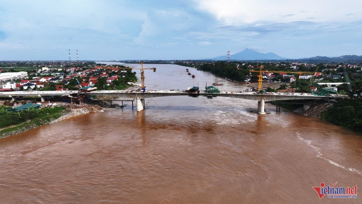 Dự án được xây dựng theo lệnh xây dựng công trình khẩn cấp sau vụ sập cầu Phong Châu xảy ra vào tháng 9/2024. Ảnh: Đức Hoàng