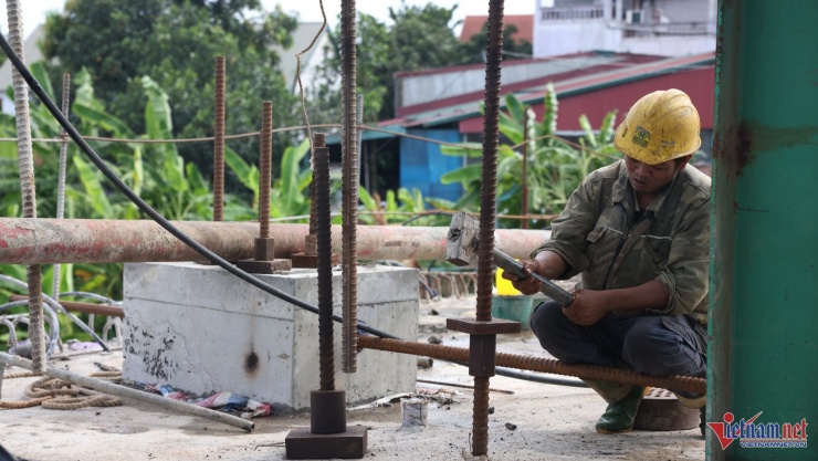 Mặc dù điều kiện thời tiết không thuận lợi nhưng hàng trăm công nhân vẫn vượt nắng thắng mưa, thi công "3 ca 4 kíp" đẩy nhanh tiến độ. Ảnh: Đức Hoàng