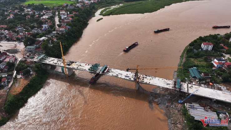 Các hệ thống trang thiết bị thi công được chia làm 4 mũi, triển khai đồng loạt trên toàn bộ công trường. Ảnh: Đức Hoàng