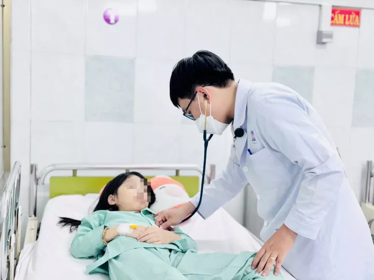Bệnh nhân nghi ngộ độc do ăn nhầm kẹo lạ. Ảnh: BVCC