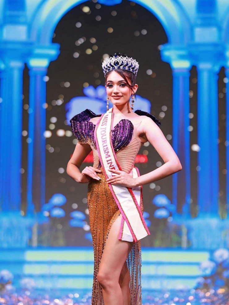 Hoa hậu từ bỏ danh hiệu sau một đêm đăng quang
