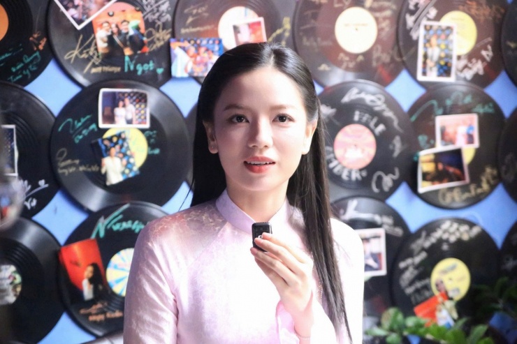 “Hồng là cô gái duy nhất trong phim, cô ấy là biểu tượng cho rất nhiều nữ thanh niên xung phong thời chiến. Cô ấy nhỏ bé, bình thường nhưng không tầm thường. Hồng gan dạ, can trường, sẵn sàng ở lại tham gia trận chiến này ở một mặt trận khác. Cô vượt mưa bom bão đạn, đưa các chiến sĩ sang sông”, Hạ Anh nói.