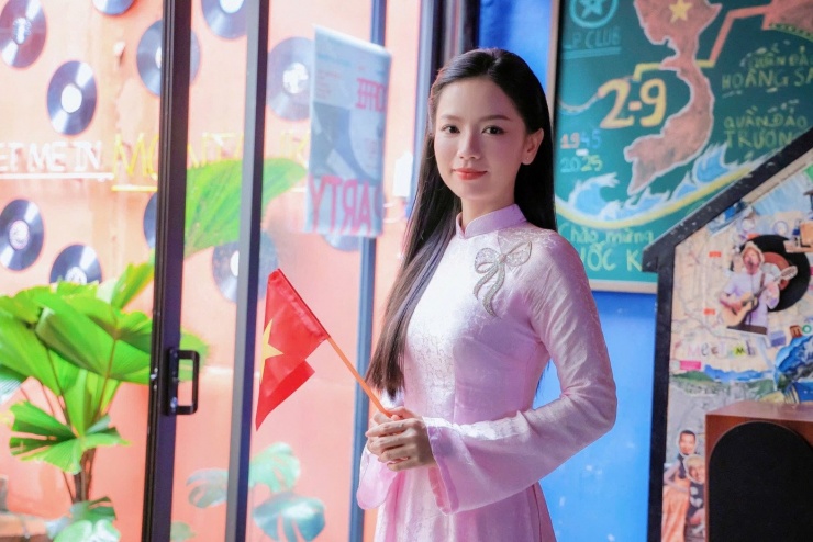 Theo Hạ Anh, cảnh quay khiến cô xúc động nhất là cảnh ôm ba lô đứng bên bờ sông, nhìn sang bên kia và biết kết quả người yêu của mình không còn nữa. “Câu hỏi: ‘Các đồng chí ơi, bên kia còn ai không?’ có quá nhiều cảm xúc. Hồng đứng dưới mưa, chỉ có thể vô vọng gọi một câu: ‘Mình ơi’ và không có lời hồi đáp, xung quanh là tiếng bom đạn, không gian dòng sông, cảm xúc đau đến tột cùng. Vừa giây trước còn gặp người yêu, lần đầu tiên nghe câu anh yêu em và sau đó không còn nữa. Tôi nghĩ đó là phân đoạn nhiều cảm xúc và đau lòng nhất”, Hạ Anh chia sẻ.