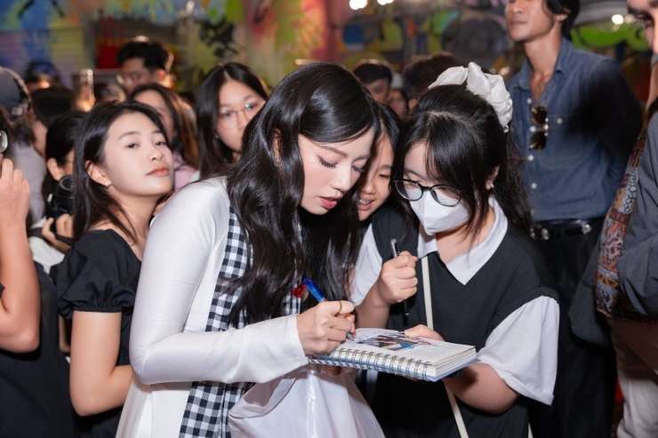 Hạ Anh tự nhận mình là người lì lợm dù bên ngoài có vẻ mong manh, yếu đuối. Cô cố gắng rèn luyện thể lực, giữ vững phong độ để đi đến cuối bộ phim. Đặc biệt là ý chí và sự tập trung cao độ cho nhân vật Hồng. “Tôi là nhân vật nữ duy nhất của bộ phim thì hình ảnh tôi mang đến khán giả đại diện cho nhiều người phụ nữ thời chiến. Cho nên tôi mong muốn truyền tải ý nghĩa đó một cách tốt nhất”, Hạ Anh nói.