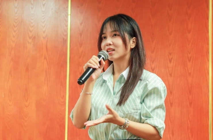 Từ một người vốn ngại nói chuyện, giờ đây, Hoài có thể tự tin đứng trên sân khấu. Ảnh: NVCC