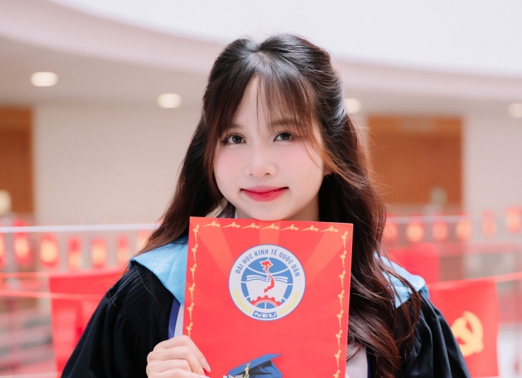 Trần Thị Ngọc Hoài là thủ khoa đầu ra Đại học Kinh tế Quốc dân với điểm tuyệt đối 4.0/4.0. Ảnh: NVCC