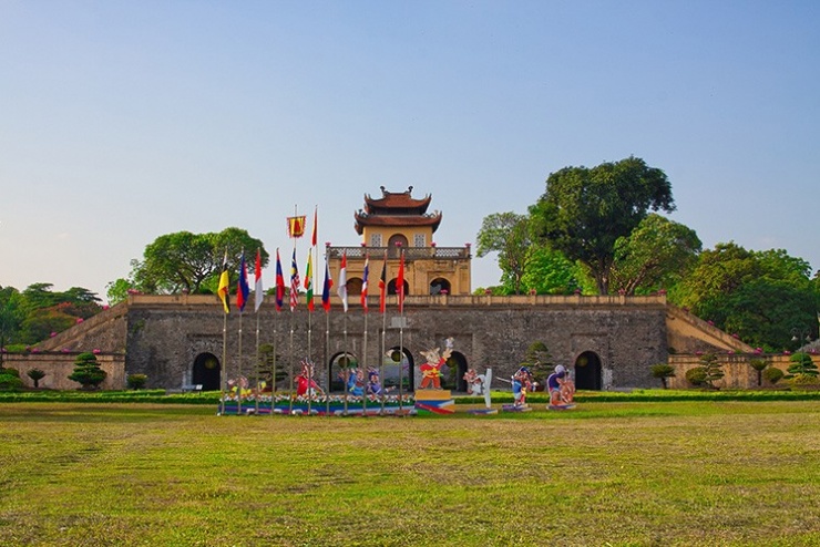 Hoàng thành Thăng Long là quần thể di tích gắn với lịch sử kinh thành Thăng Long – Hà Nội.