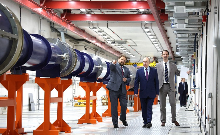 Tổng thống Nga Vladimir Putin tại khu phức hợp NICA thuộc Viện nghiên cứu hạt nhân chung ở Dubna, vùng Moscow, tháng 6/2024. Ảnh: Kremlin.ru