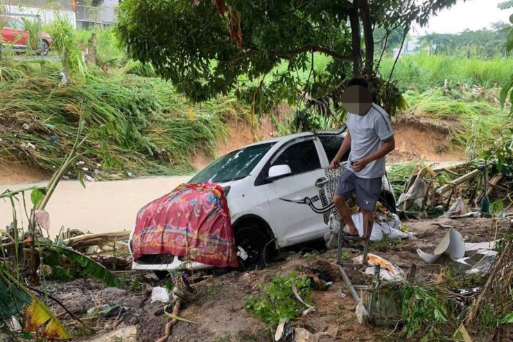 Một ô tô mắc kẹt ở ven suối&nbsp; nghi bị trôi. Ảnh: A.X