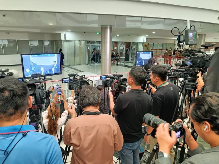 An ninh bên ngoài Tòa án Hiến pháp Thái Lan ngày 21-8. Ảnh: KHAOSOD