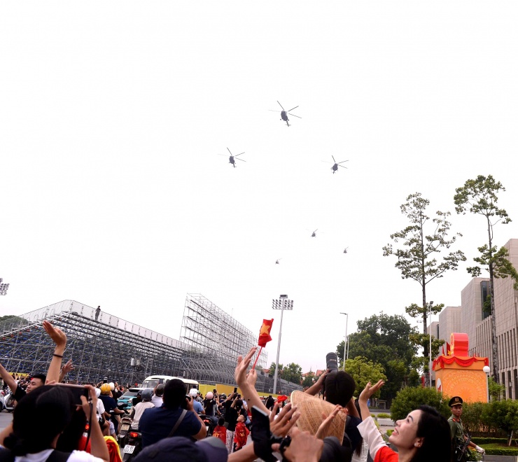 VIDEO: Máy bay CASA, trực thăng bay diễn tập trên Quảng trường Ba Đình, chuẩn bị cho A80 - 2