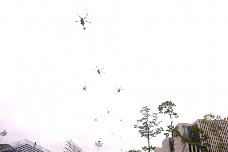 VIDEO: Máy bay CASA, trực thăng bay diễn tập trên Quảng trường Ba Đình, chuẩn bị cho A80 - 1