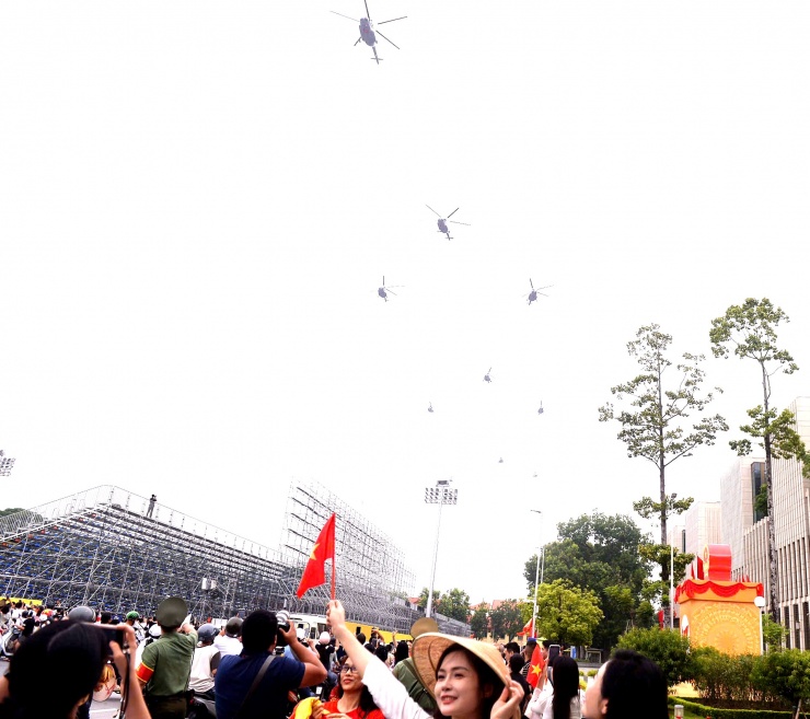 VIDEO: Máy bay CASA, trực thăng bay diễn tập trên Quảng trường Ba Đình, chuẩn bị cho A80 - 5