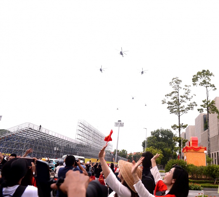 VIDEO: Máy bay CASA, trực thăng bay diễn tập trên Quảng trường Ba Đình, chuẩn bị cho A80 - 6