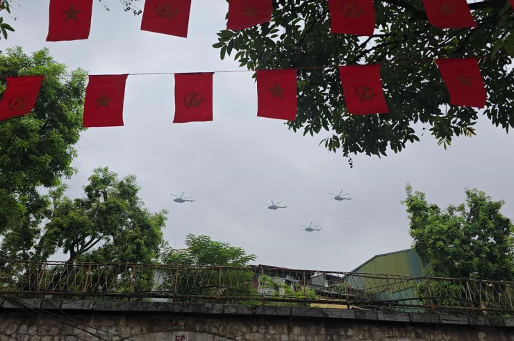 Biên đội trực thăng bay qua khu vực phố cổ Hà Nội. Ảnh: Thế Dũng