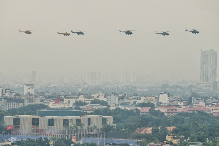 Trực thăng bay trên Lăng Chủ tịch Hồ Chí Minh, quảng trường Ba Đình. Ảnh: Giang Huy