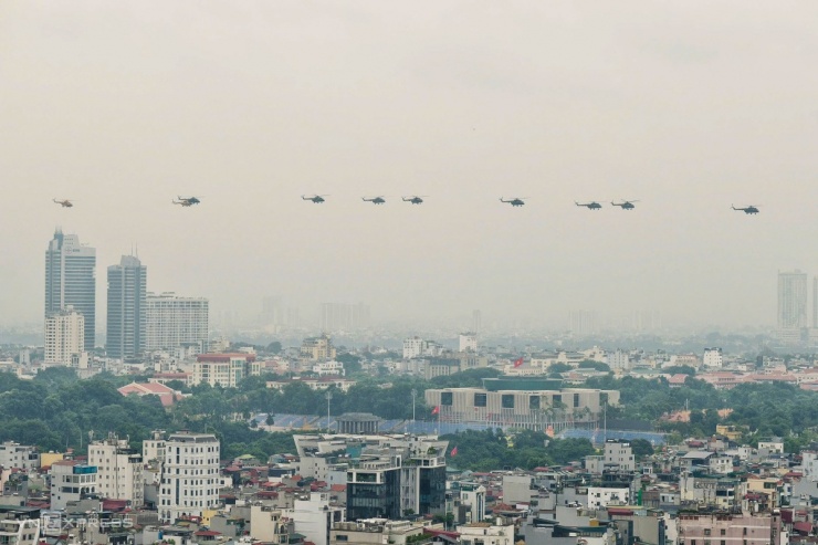 Đợt hợp luyện này, Không quân Việt Nam huy động các dòng trực thăng Mi-8, Mi-17, Mi-171 và Mi-172... biểu diễn.