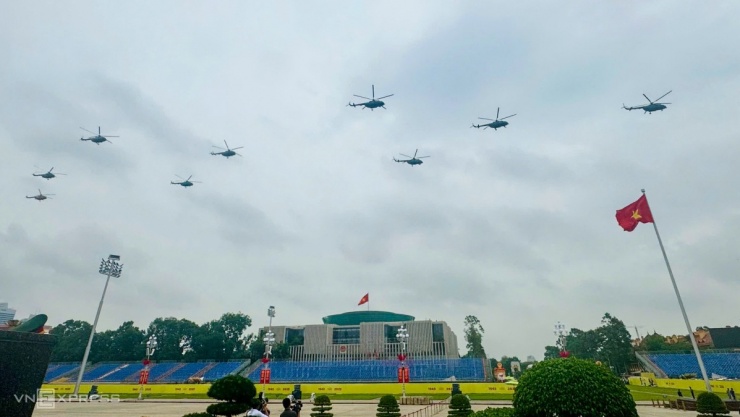 Trực thăng bay qua quảng trường Ba Đình. Mỗi vòng, trực thăng hạ thấp dần độ cao. Ảnh: Ngọc Linh