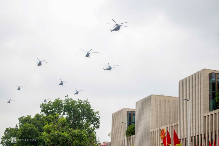 Trực thăng bay qua Nhà Quốc hội. Ảnh: Tùng Đinh