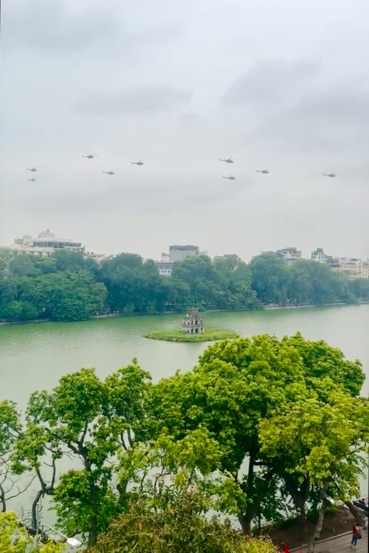 Biên đội trực thăng bay qua hồ Hoàn Kiếm. Ảnh: Thùy Dung