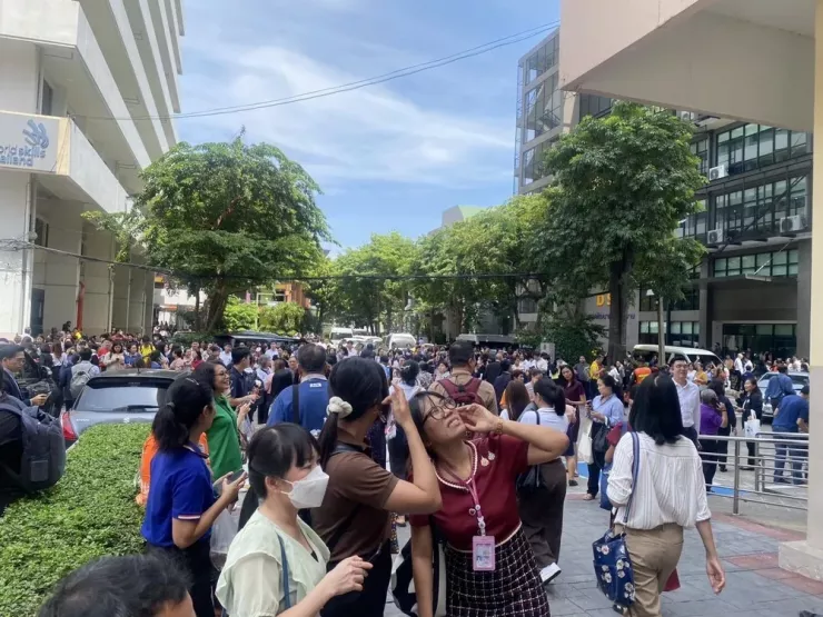 Người dân thủ đô Bangkok (Thái lan) chạy khỏi các toà nhà do rung chấn từ động đất Myanmar sáng 21-8. Ảnh: KHAOSOD