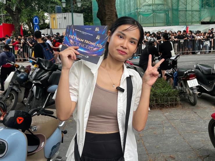 Chị Phạm Thu Ngân - đến từ Hà Đông - khoe 2 chiếc vé nhận được sau nhiều tiếng xếp hàng chờ đợi. "Tôi quyết tâm chờ vé vì chương trình Việt Nam trong tôi lan tỏa tình yêu nước, hướng về dịp đại lễ. Dù phe vé có muốn mua lại với giá cao tôi cũng kiên quyết không bán", chị Ngân chia sẻ với PV Tiền Phong.
