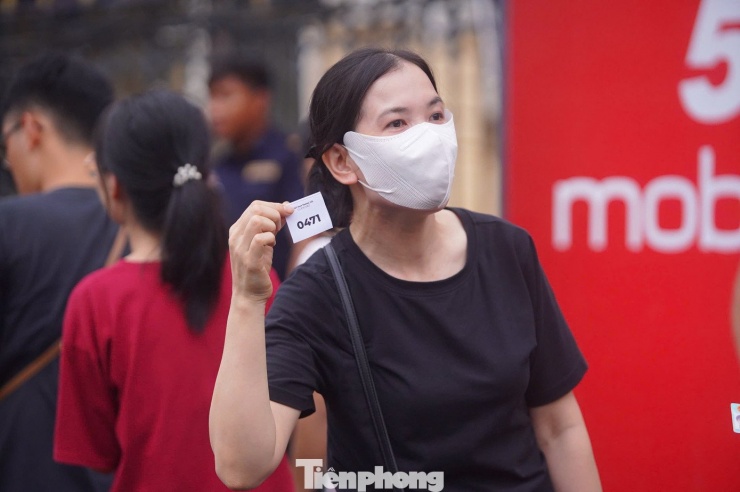 Trong dòng người chờ nhận vé có cả người già, người trẻ. Nhiều người cho biết việc xếp hàng trong sáng 21/8 khá vui, không gây mệt mỏi. Đại nhạc hội Việt Nam trong tôi sẽ diễn ra tối 26/8 tại xã Đông Anh, Hà Nội. Chương trình quy tụ nhiều nghệ sĩ nổi tiếng được giới trẻ yêu mến như: Soobin Hoàng Sơn, Hòa Minzy, Erik, Đức Phúc, Anh Tú, Quân AP, Dương Hoàng Yến và nhóm nhạc Chillies.