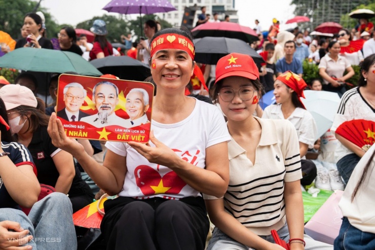 Bà Nguyễn Thị Lúa, 53 tuổi, ở Chương Mỹ, Hà Nội cho biết 3h đã xuất phát từ nhà, có mặt tại Lăng Chủ tịch Hồ Chí Minh lúc 5h để dâng hương tưởng niệm, sau đó chờ xem tổng hợp luyện. Bà Lúa chọn góc đường để chờ đoàn diễu binh đi qua. Ảnh: Tùng Đinh