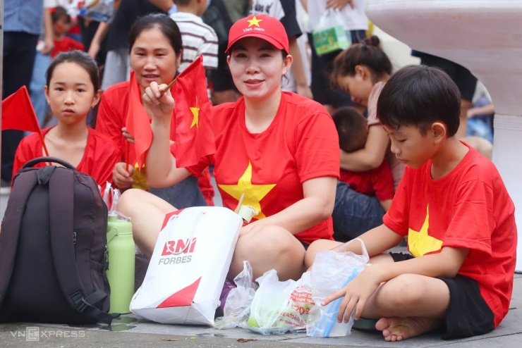 Bốn người trong gia đình chị Oanh mang theo cơm nắm, bánh, nước lọc, áo mưa để giữ chỗ ở ngã tư đường Hùng Vương - Phan Đình Phùng, nơi chỉ cách quảng trường Ba Đình chưa đầy một km.