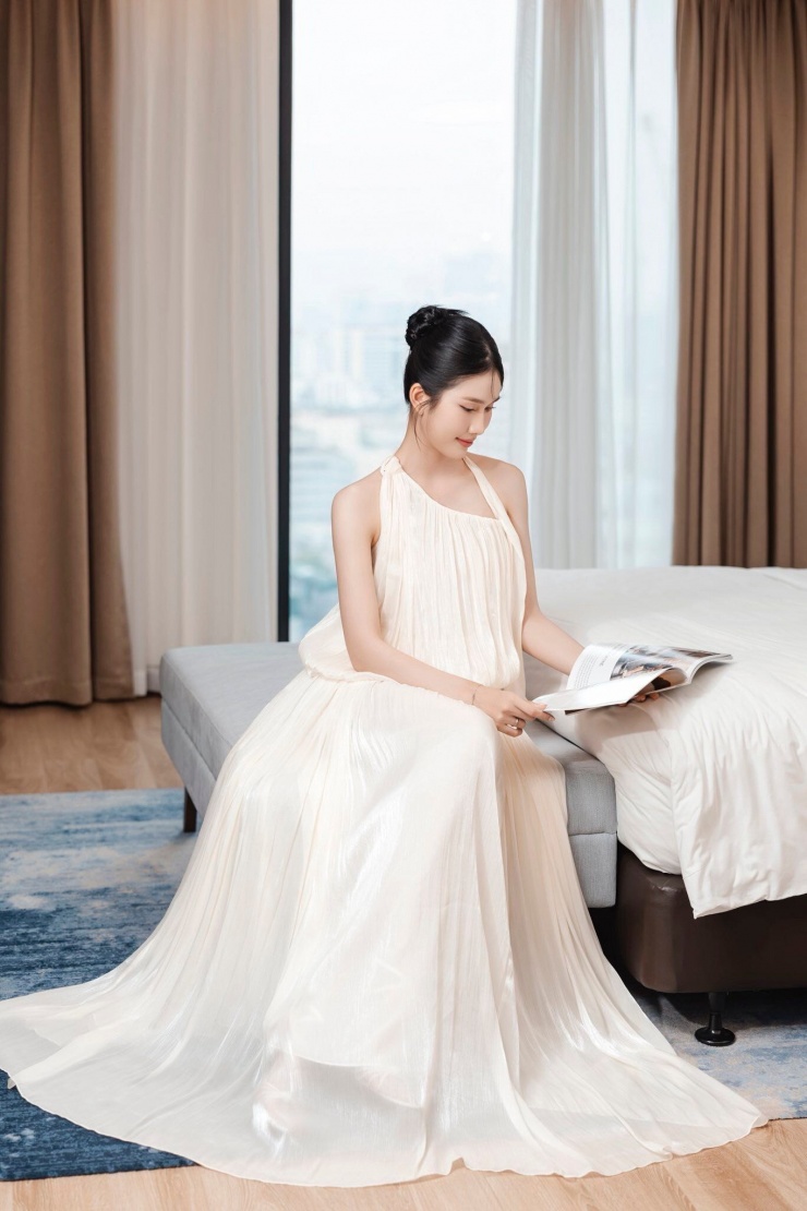 Cô ăn mặc thanh lịch, sang chảnh hơn sau khi kết hôn nhưng vẫn khoe khéo được vẻ quyến rũ một cách tinh tế.