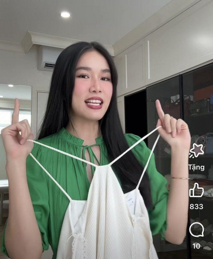 Khoảnh khắc Phương Anh vô tình làm lộ chiếc tủ chứa hàng chục chiếc túi hiệu xa hoa và đắt giá trong làng thời trang. 