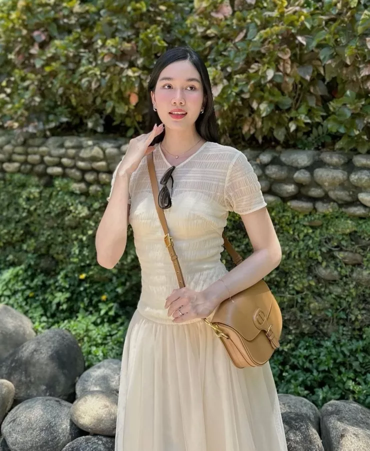 Thuộc cùng thương hiệu danh tiếng ấy, Á hậu Phương Anh còn bổ sung vào bộ sưu tập của mình một thiết kế túi màu nâu có thiết kế cổ điển, năng động, quai đeo chéo tiện lợi trong việc di chuyển liên tục giá 3.800 USD (94 triệu đồng). 