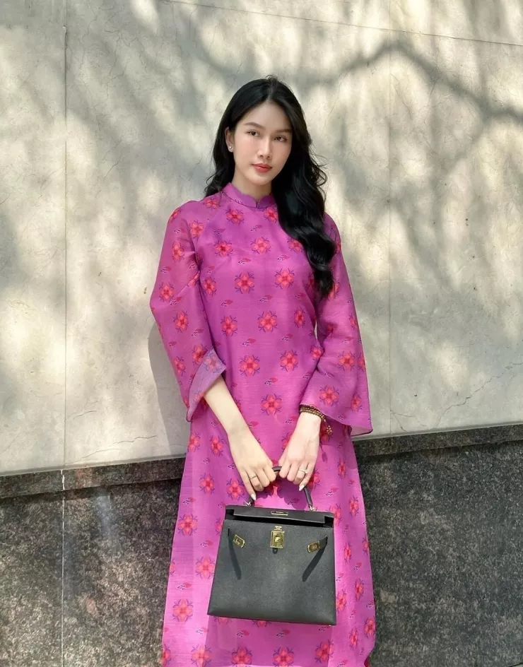 Nàng hậu rất thích phối túi hiệu với áo dài đằm thắm. Chiếc túi mà cô đang mang là chiếc Kelly màu đen size 25 cm gần 11.000 USD (272,3 triệu đồng).